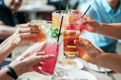 L’alcoolisme « mondain » : quand la dépendance s’installe insidieusement